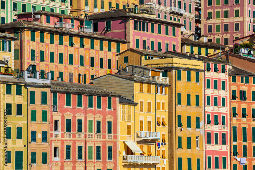 Φωτογραφία Colorful facades of historic buildings in the city of Camogli in Italy