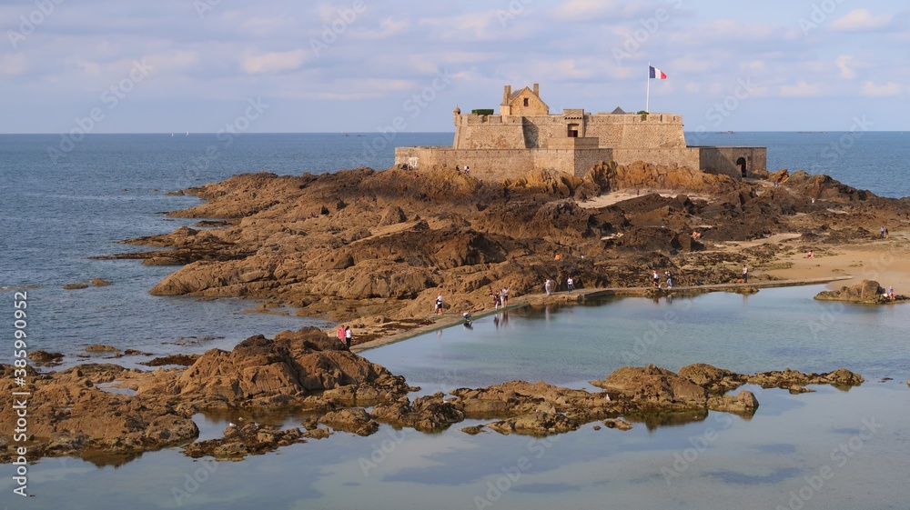 Saint-Malo en Bretagne, paysage de mer et de rochers, avec vue sur le Fort National, château bâti sur un îlot (France)