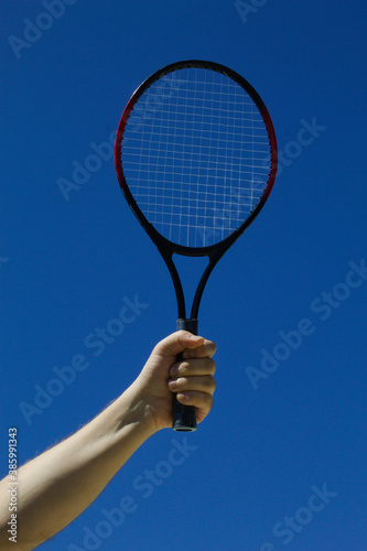 Raquete de tênis com fundo do céu azul © Jos