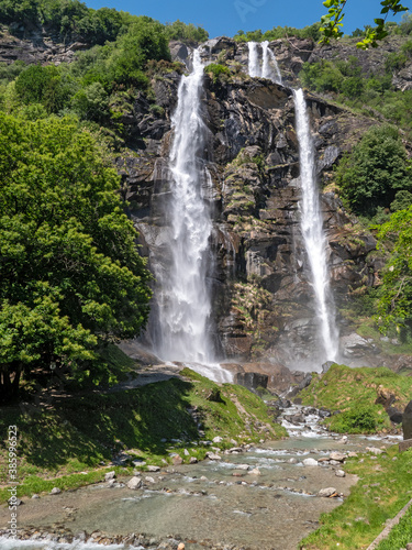 The Acquafraggia waterfalls constitute an imposing natural complex. The great geological interest presented by its origin and the resulting environmental consequences are added to the splendid landsca