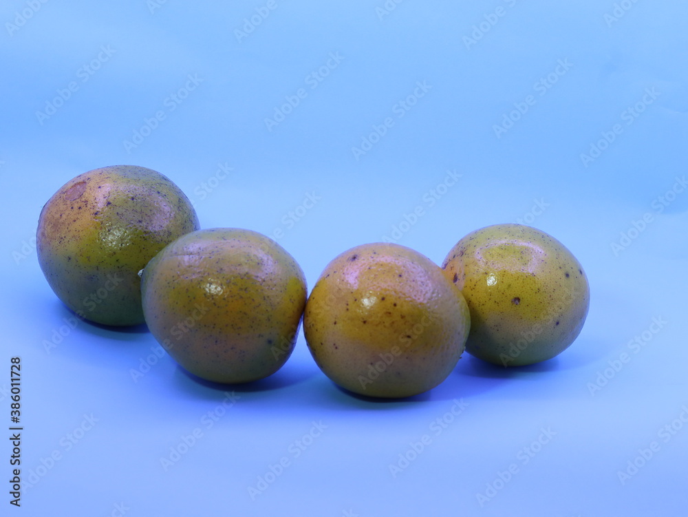 Oranges are suitable as raw material for the production of jams, jams, liqueurs and other culinary recipes.