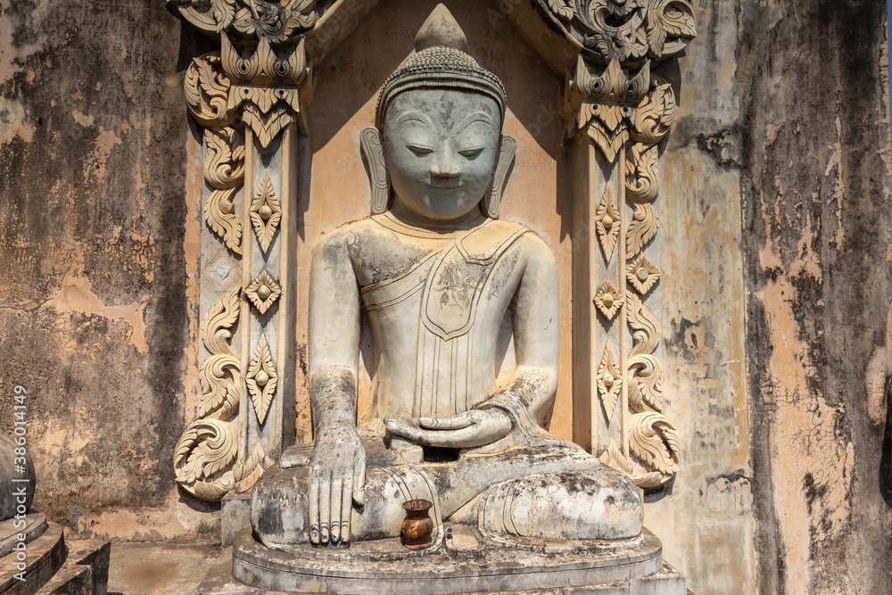 Obraz premium Ancient buddha statue at pagoda field in Sagar