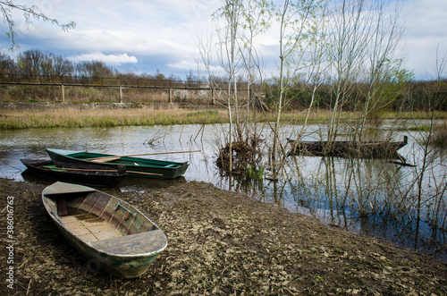Barche ormeggiate in un canale del Padule di Fucecchio in Toscana in una giornata nuvolosa photo