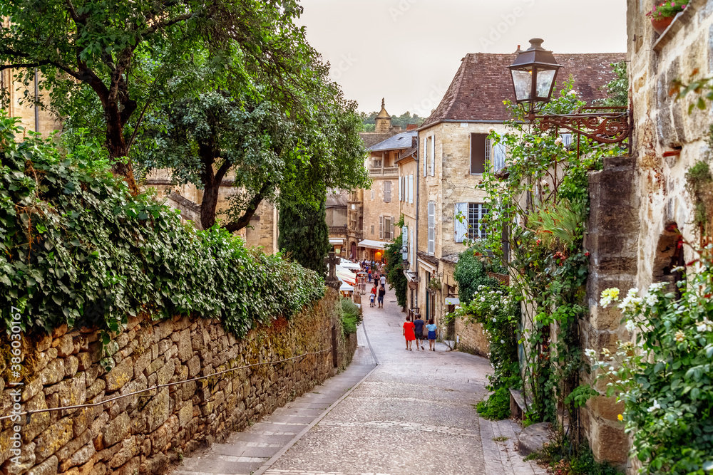 Ταπετσαρία Picturesque street in historical village of Sarlat-la-Caneda in the Département of Dordogne, France