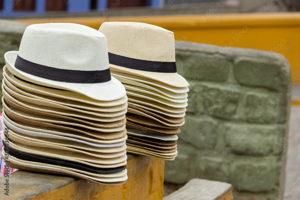 Sombreros panameños apilados, listos para la venta ambulatoria.