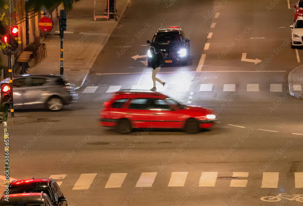 Φωτογραφία Illusion of man walking on the roof of a car