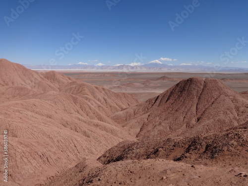 Vista de la cordillera de los Andes desde El Arenal, inmensos bancos de arena rojiza en las cercanías de Tolar Grande, Salta 