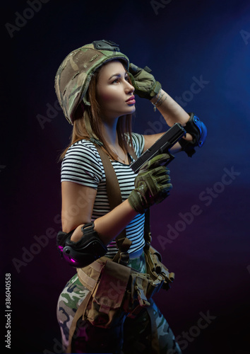 Foto a woman in a military airsoft uniform with an American automatic rifle and a hel