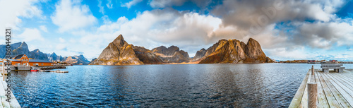 Widok na wyspie Moskenoya, należącej do archipelagu Lofoty w Norwegii  © Dreamnordno