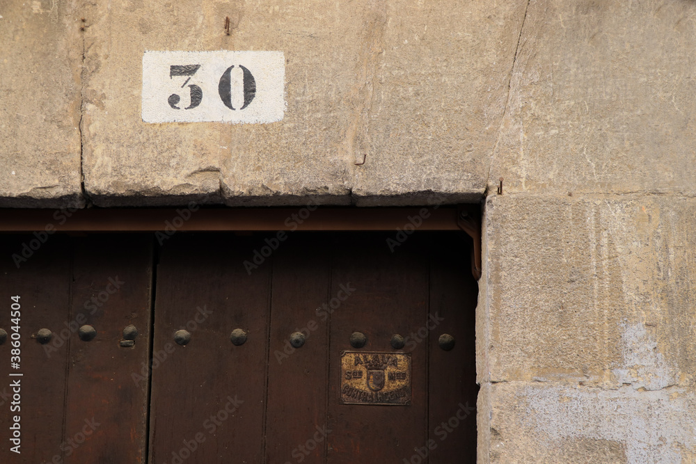 Detalle de la parte superior de la puerta de un edificio antiguo en Viana, Navarra