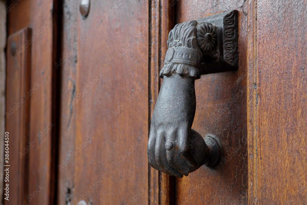 Picaporte con forma de mano de chica en Viana, Navarra Picaporte con forma de mano de chica en Viana, Navarra