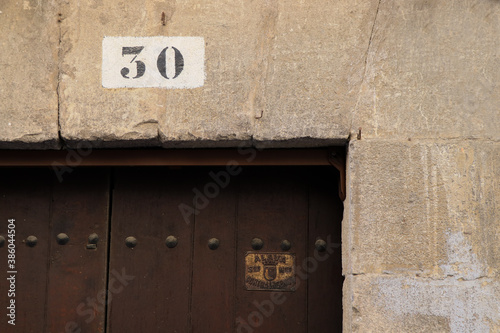 Detalle de la parte superior de la puerta de un edificio antiguo en Viana, Navarra