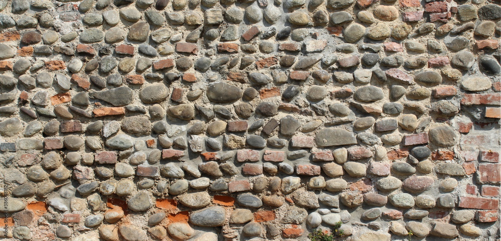 Rivestimento di un muro in pietra naturale Rivestimento di un muro in pietra naturale
