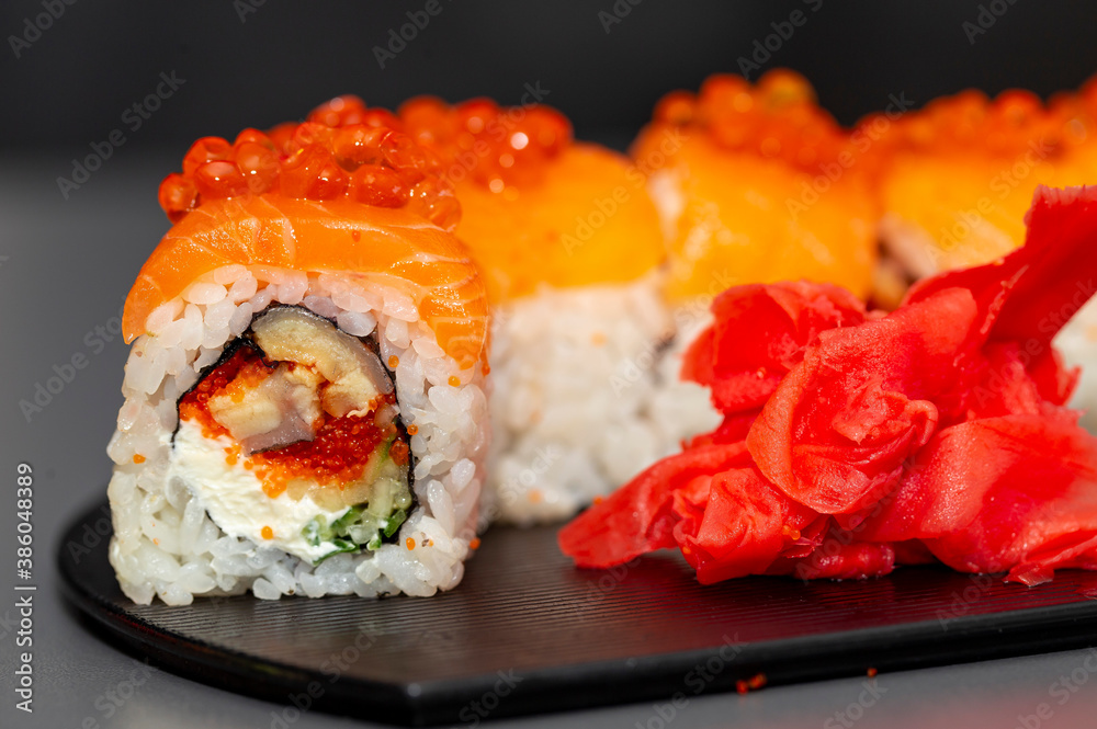 Philadelphia roll sushi with salmon, prawn, avocado, cream cheese на чорнім підносі. Sushi menu. Maki and rolls with tuna, salmon, shrimp, crab and avocado. Philadelphia roll sushi with salmon, prawn, avocado, cream cheese на чорнім підносі. Sushi menu. Maki and rolls with tuna, salmon, shrimp, crab and avocado.