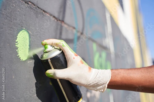 Man drawing live murales photo