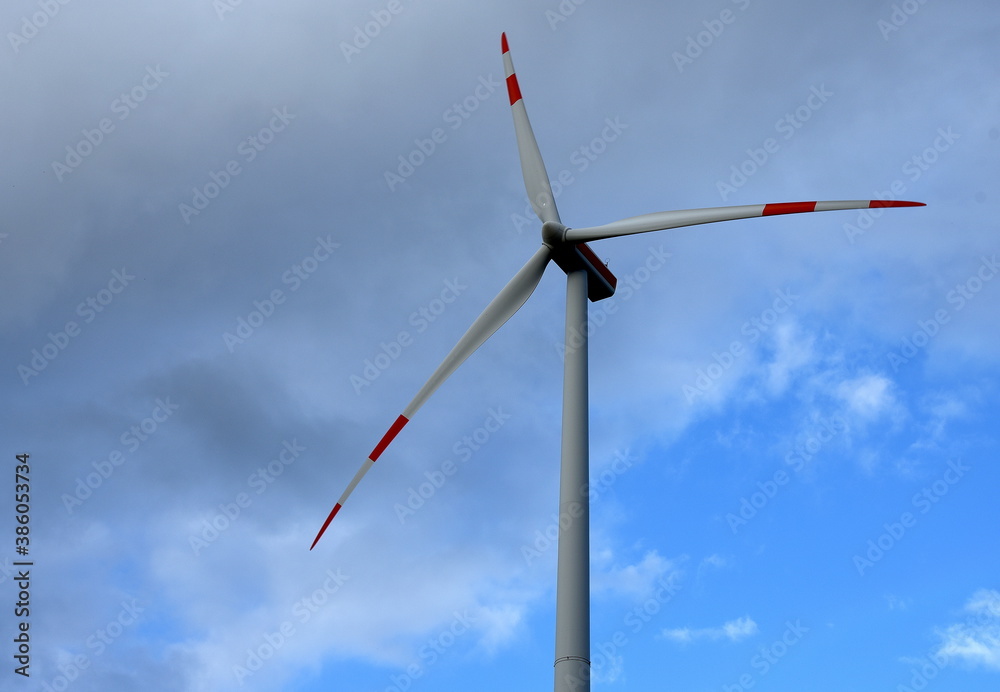 Dreiblättriges, weißes Windrad vor strahlend blauem Himmel Dreiblättriges, weißes Windrad vor strahlend blauem Himmel