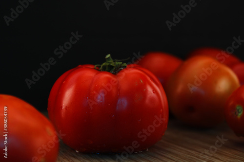 tomate/jitomate frescos sobre tabla de madera