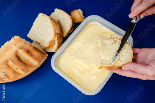 Manos extendiendo mantequilla sobre una rebanada de pan