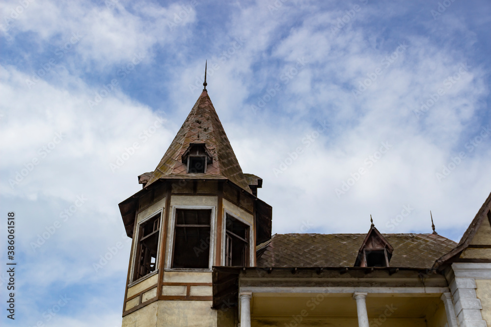 Casona colonial antigua. Estructura de barro y caña reforzada con marcos de madera.