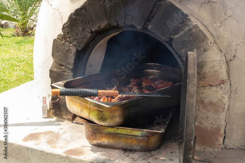 Horno doméstico para pan. Escena rural de preparación de carnes en horno  rústico a leña. foto de Stock | Adobe Stock
