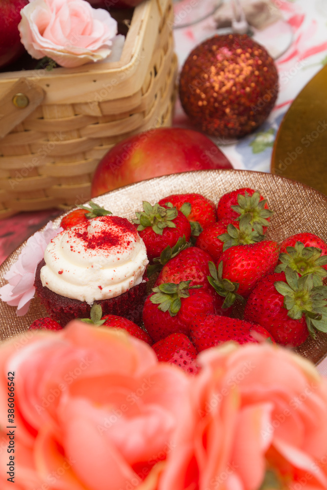 Fototapeta premium CUPCAKES AND STRAWBERRIES