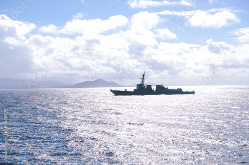 Billede på lærred Warship sailing at sea, Oahu Hawaii