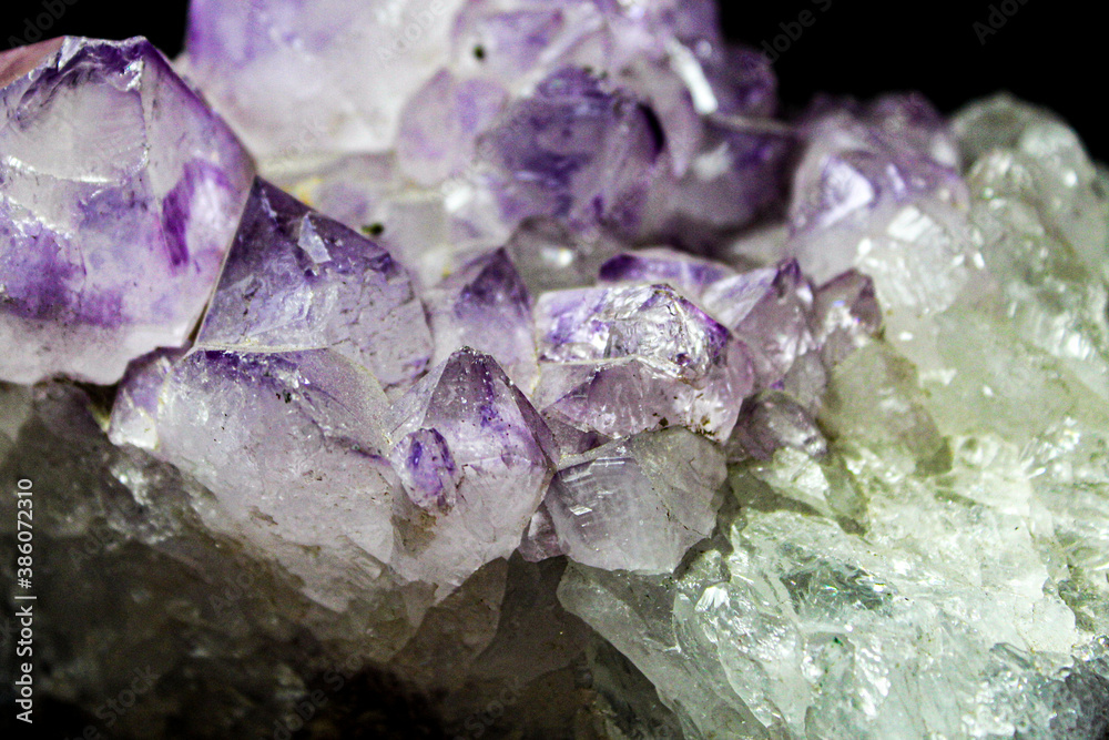 Fototapeta premium 4K Purple and white clusters of crystals 