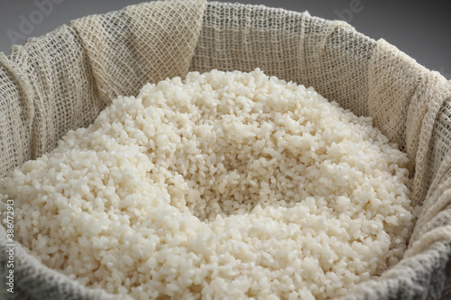 もち米を蒸し器に入れる