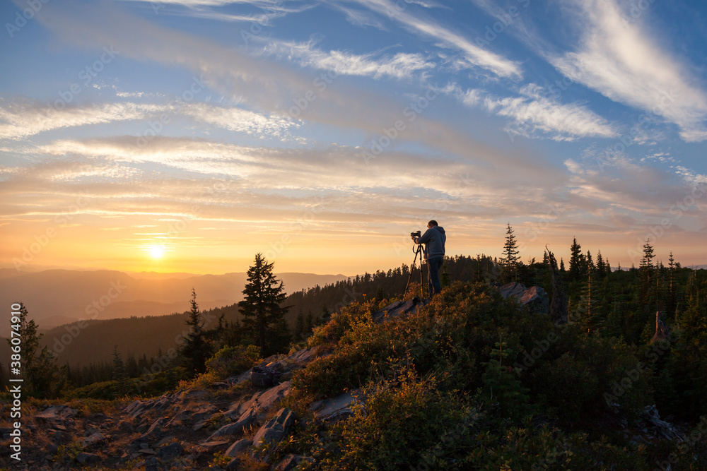 Fototapeta premium Photographing Sunset in the High Cascade Mountains