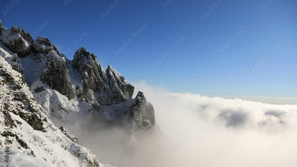 Le Sancy - Mer de nuages au sommet des montagnes. Neige et couché de soleil au dessus des nuages. Paysage du Massif du Sancy dans la chaîne des puys en Auvergne. Site inscrit au patrimoine mondial.