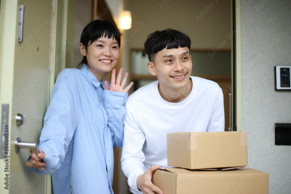 宅配物を受け取る夫婦 宅配物を受け取る夫婦
