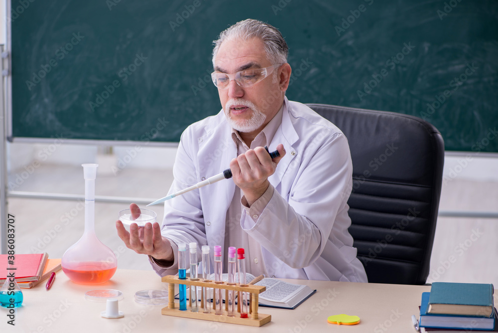 Experienced old scientist working in the lab