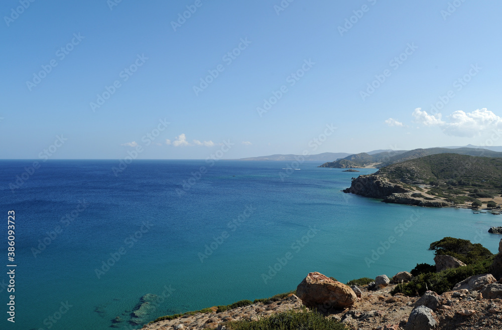 La côte du cap Sidéros et l'île d'Élassa au nord de Vaï près de Palaikastro en Crète