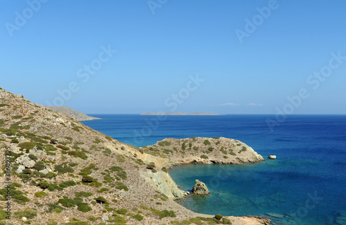 La c  te du cap Sid  ros et l   le d   lassa au nord de Va   pr  s de Palaikastro en Cr  te