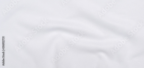 The wrinkles of the white cloth are soft.