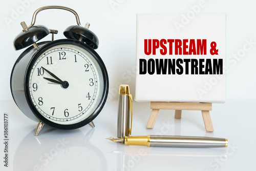 Принти на полотні On the table there is a clock, a pen and a stand with a card on which the text i