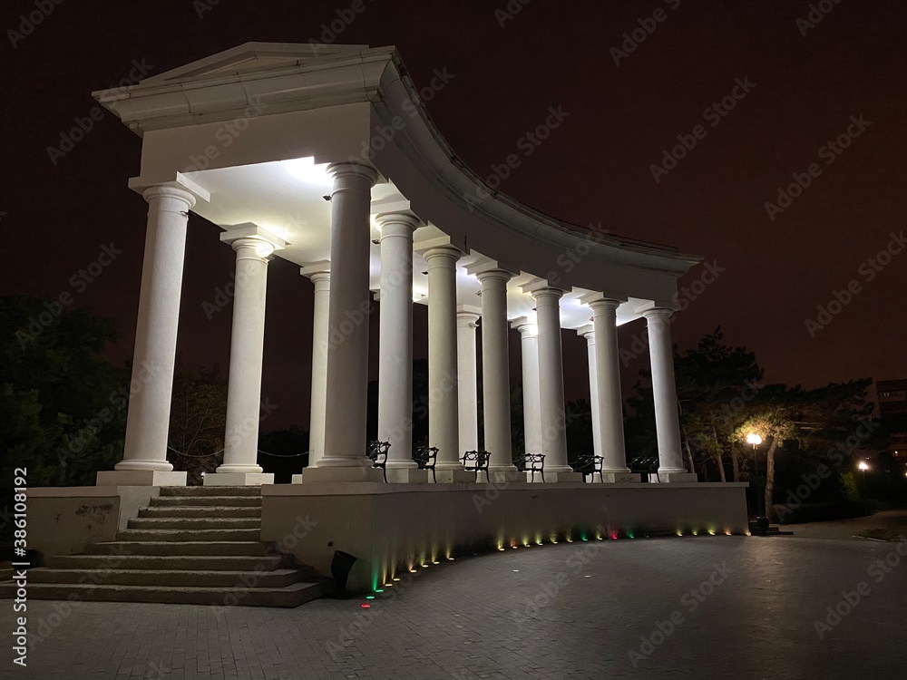 Fototapeta premium columns at night