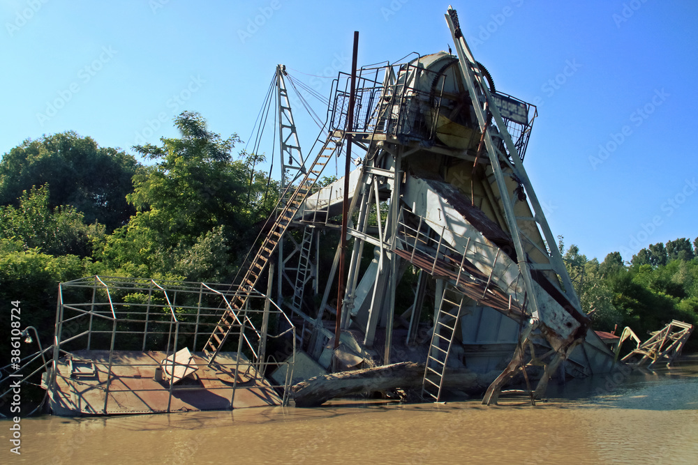 Barcaza industrial hundida a la entrada del canal Litcov en el delta del Danubio, Rumanía. Barcaza o barco abandonado para uso industrial, probablemente como draga. Barcaza industrial hundida a la entrada del canal Litcov en el delta del Danubio, Rumanía. Barcaza o barco abandonado para uso industrial, probablemente como draga.