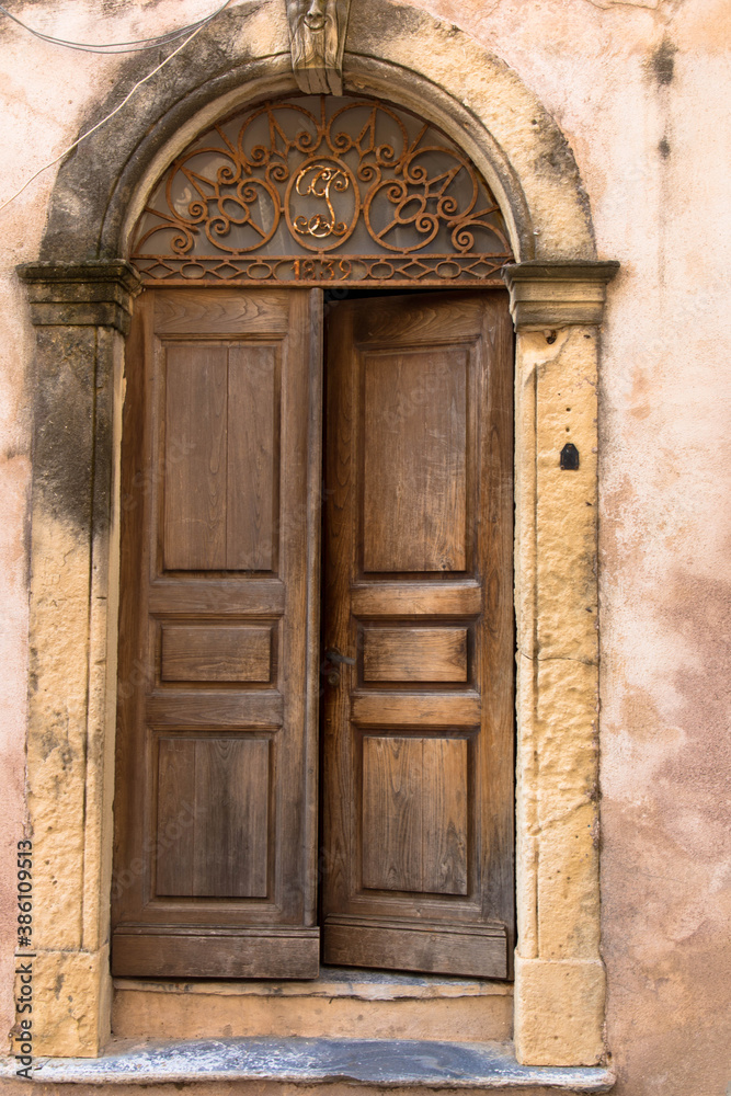 Eingangstür der alten genuesischen Zitadelle in Saint-Florent, Korsika, Frankreich