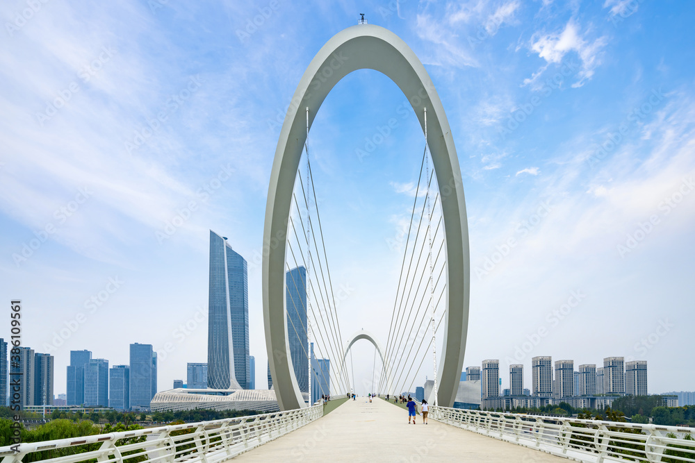 Obraz premium Eye of Nanjing Pedestrian Bridge and urban skyline in Nanjing, China
