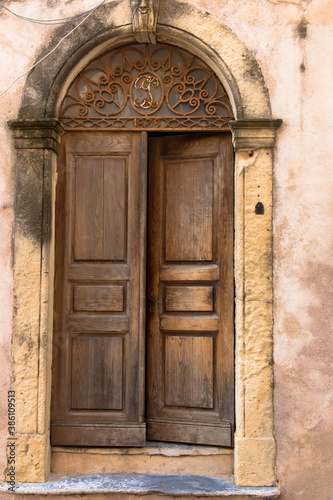 Eingangstür der alten genuesischen Zitadelle in Saint-Florent, Korsika, Frankreich © familie-eisenlohr.de