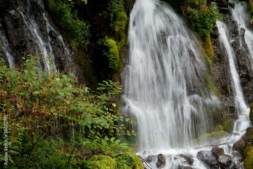 Fototapeta Naklejka Na Ścianę i Meble -  水の流れが美しい滝の風景　-吐竜の滝、北杜市、長野県、日本