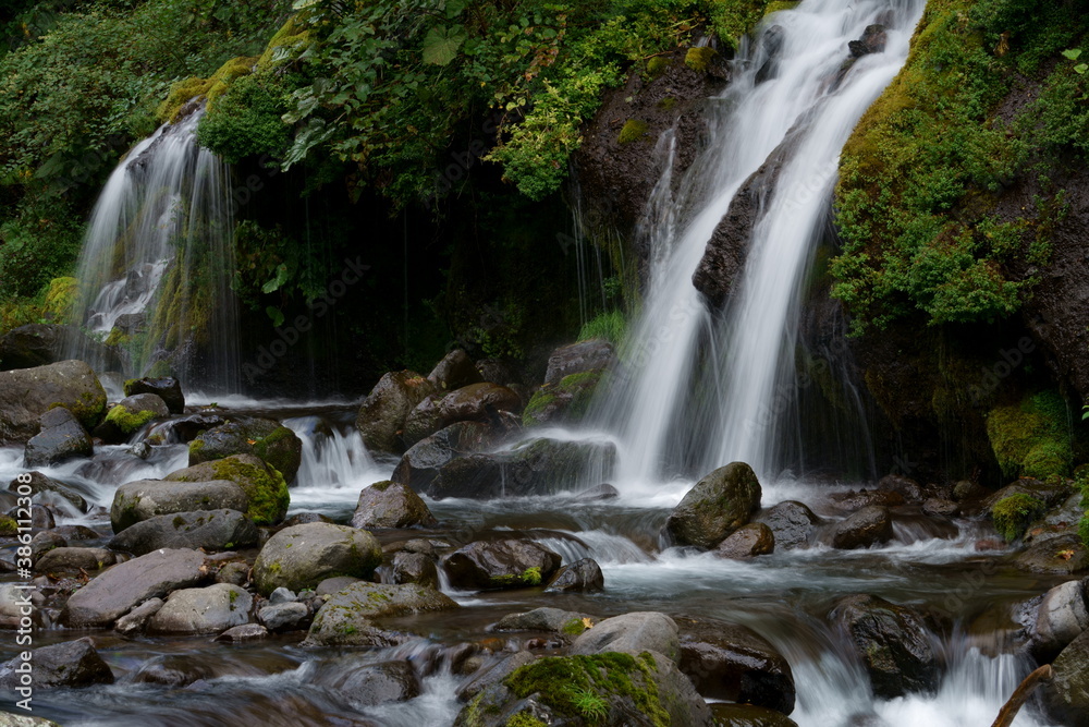 Fototapeta premium 水の流れが美しい滝の風景 -吐竜の滝、北杜市、長野県、日本