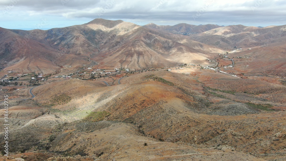 Naklejka premium desert mountains with beautiful shapes and colors
