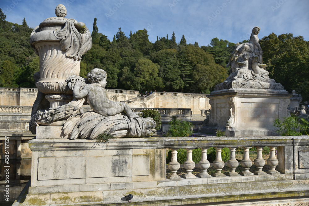 Statues du jardin de la Fontaine de Nîmes, France