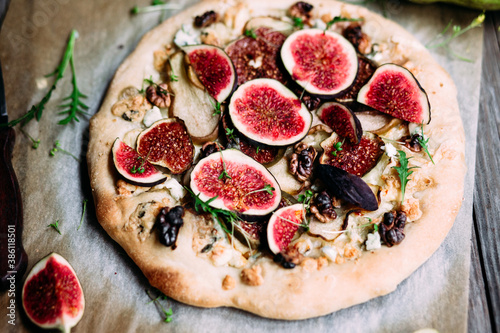 Pizza with gorgonzola, figs, pears and nuts