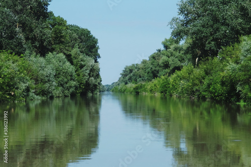 Canal Litcov en el delta del Danubio  Ruman  a. Un canal que une el ramal de San Jorge con las lagunas interiores del delta del Danubio.