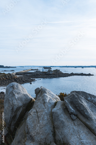 Bord de mer breton avec rochers et végétation photo