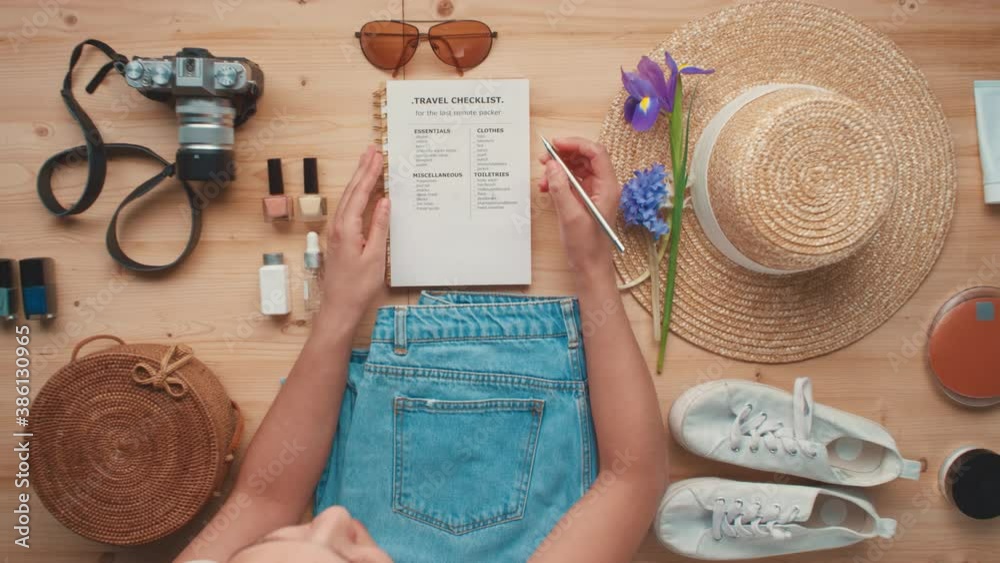Vidéo Stock Horizontal top view stab shot of woman looking at travel