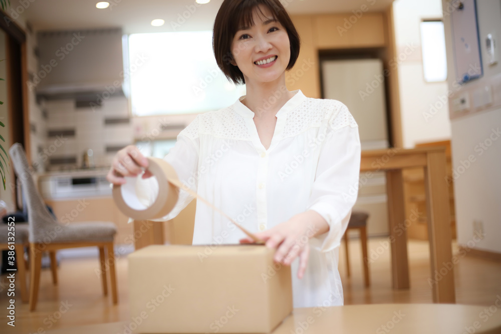 梱包作業する女性 梱包作業する女性